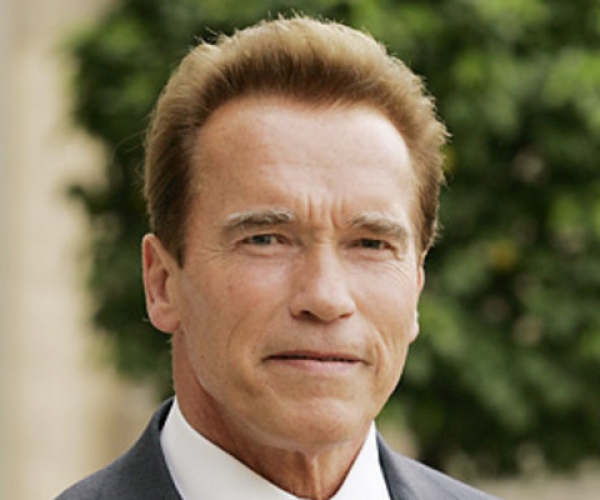 Arnold Schwarzenegger Saç Ektirdi